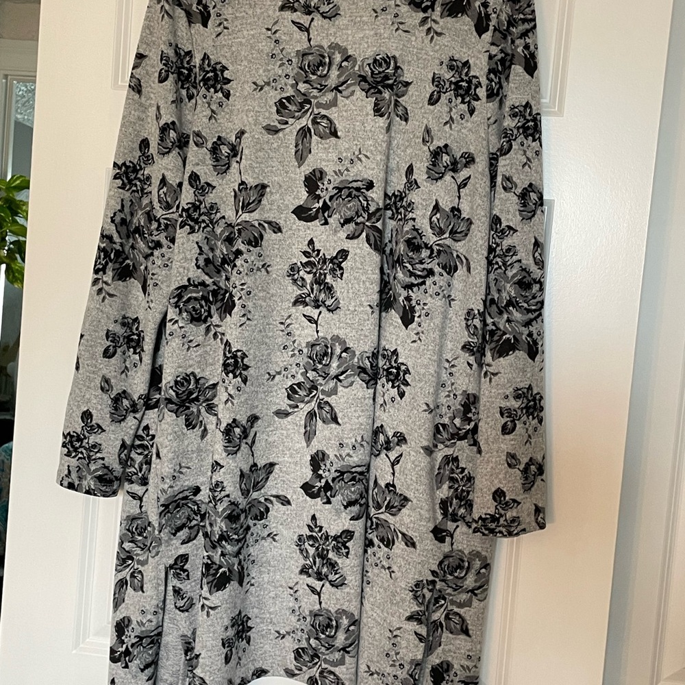 Absolutely Famous XL Gray Black Long Flower Cardigan